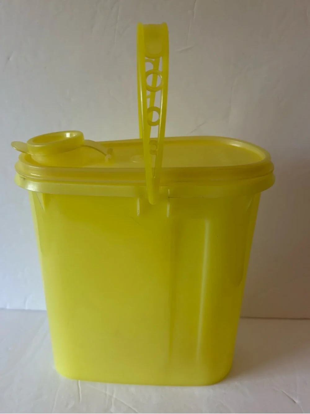 Tupperware Vintage Beverage Buddy With Handle 2 QT Yellow 587-1